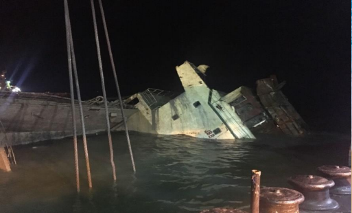 Overall salvage of the wreck of Jbb Rong Chang 8 sand ship in Malaysia
