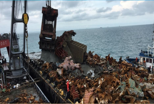 Underwater oil pumping and obstacle removal and salvage of the wreck of Malaysia Cai Jun 3 sand ship